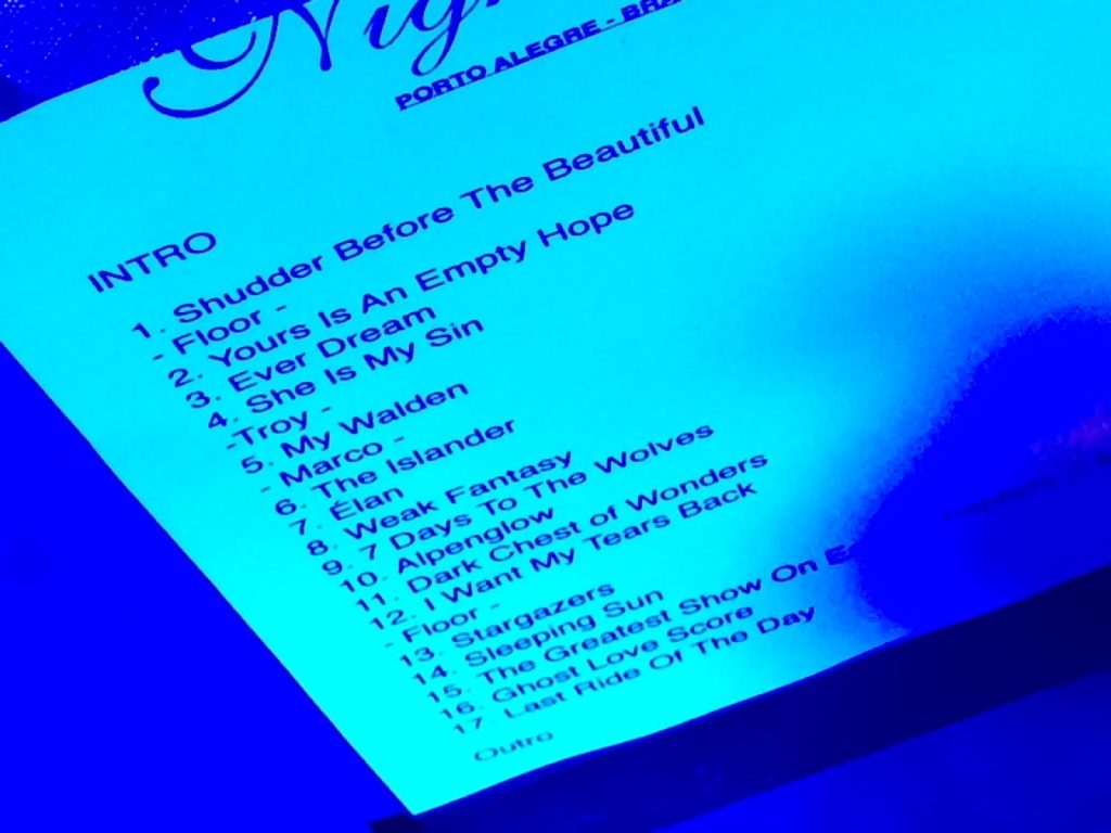 Foto do setlist contendo as canções apresentadas no show