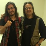 2019: Piano e Voz. Após o carnaval, presenteando Andre com um colar que era a cara dele. Essa foto foi nos bastidores do Teatro CIC, em Florianópolis/SC.